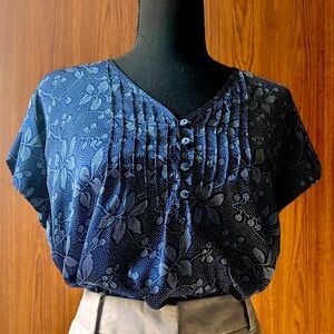 Women’s pleated crew neck short sleeve blouse